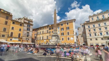Çeşme timelapse hyperlapse Doğum Via Nazionale olduğunu bir piazza (Belediye Meydanı) Roma, İtalya, Güney tarafında Panteon Roma, İtalya, bulunur. Bulutlu mavi gökyüzü