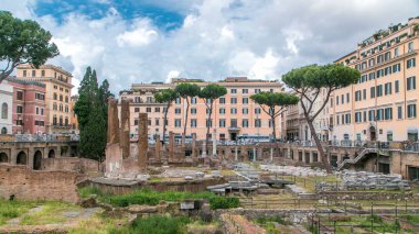 Roma 'daki Largo di Torre Arjantin zaman çizelgesi. Dört Cumhuriyetçi Roma tapınağına ve Pompey Tiyatrosu 'nun kalıntılarına ev sahipliği yapan bir meydan. Bulutlu gökyüzü ve etrafındaki tarihi binalar