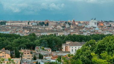 Panoramik gece geçiş timelapse Roma, İtalya'nın tarihi merkezinde gün. Cityscape güneş battıktan sonra ağır dramatik bulutlar ile