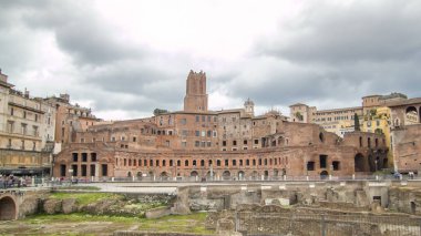 Panoramik bir tarih Trajan'ın pazar timelapse hyperlapse (Mercati Traianei) Via dei Fori Imperiali, Roma, İtalya. Clody gökyüzü