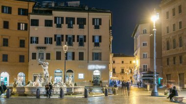 İtalya 'nın başkenti Roma' da, Navona Meydanı 'ndaki Moor Çeşmesi' nde bir yaz gecesi. Arka planda turistler ve aydınlatılmış eski binalar