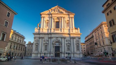 Sant Andrea Della Valle kilise timelapse hyperlapse Roma'da hizmet veren bir Barok kilise beklediğiniz her şeyi: Tarih, sanat hazineleri, zenginlik ve dramatik ihtişam. Roma, İtalya.