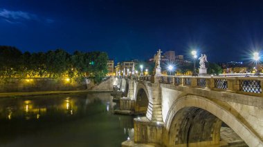 Castel Sant'Angelo (reklam 135), Hadrian, Türbesi yakınındaki Tiber Nehri geçerken Ponte Sant'Angelo Köprüsü timelapse hyperlapse çarpıcı şimdi bir müze ve Sanat Galerisi Roma'nın göbeğindeki gece ışıklı.