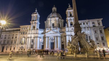 Geceleri dört ırmak timelapse hyperlapse Piazza Navona Sant'Agnese arka planda Agone kilise, Roma, İtalya, üzerinde tarih fontana aydınlatılmış. Turistler ve ışıklı eski binalar