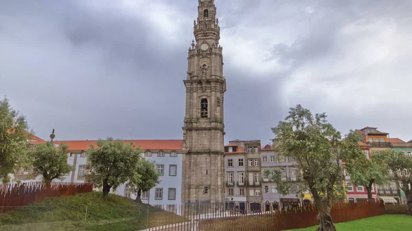 Campanile Della Chiesa Clerigos Torre Dos Clerigos Con Alberi Vista — Foto Stock