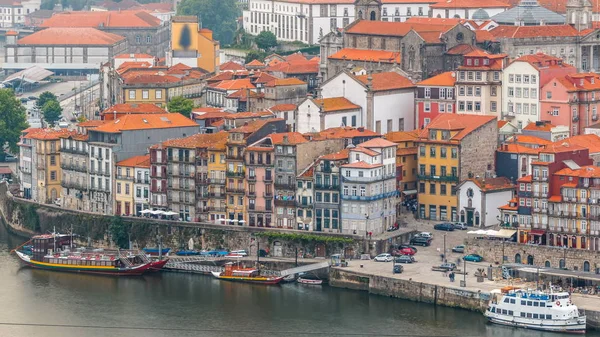 Yaz saati itibariyle Portekiz mavi gökyüzü arka plan üzerinde güzel görünümü Douro nehir timelapse ve Porto şehir tarihi merkezinde çıkabilir. Porto Avrupa'nın popüler bir turistik yer. 4k