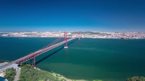 Апреля Подвесный Мост Через Реку Тагус Соединяющий Алмаду Лиссабон Португалии — стоковое фото