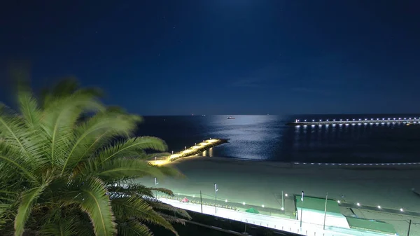 Spiaggia Sesimbra Con Molo Palma Notte Chiaro Luna Portogallo Timelapsefrom — Foto Stock