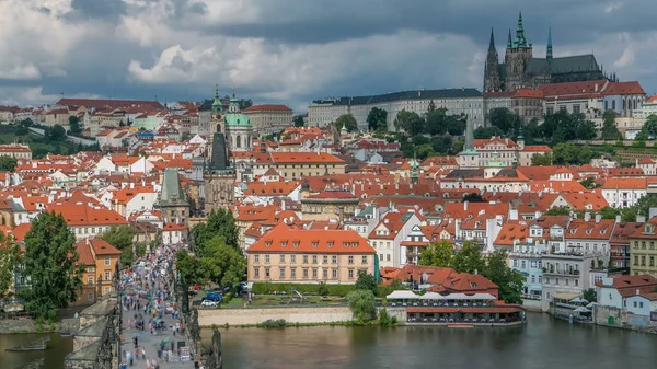 Charles Köprüsü ve Prag Kalesi'ne timelapse, görüntülemek Köprüsü Kulesi, Çek Cumhuriyeti. Bulutlu gökyüzü güneşli gün