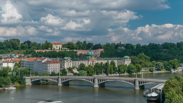 Pohled Mánes Mostu Budovou Českého Parlamentu Ním Timelapse Old Town — Stock fotografie