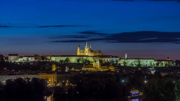 Wieczorem Widok Zamek Praski Vltava Rzeka Timelapse Republika Czeska Widok — Zdjęcie stockowe