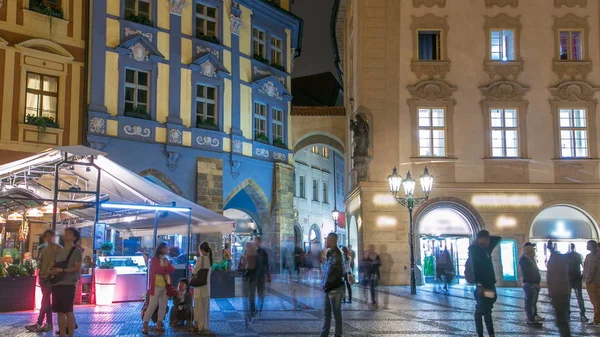 Ночной Вид Староместскую Площадь Праге Чехия Люди Гуляют Возле Ресторанов — стоковое фото
