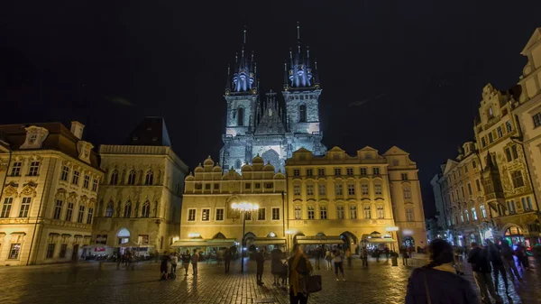 プラハ 目に見える魔法の旧市街広場タイムラプス Hyperlapse の夜にイルミネーションはキンスキー宮殿とおとぎ話のゴシック様式の塔の教会聖母ティーン 1365 — ストック写真