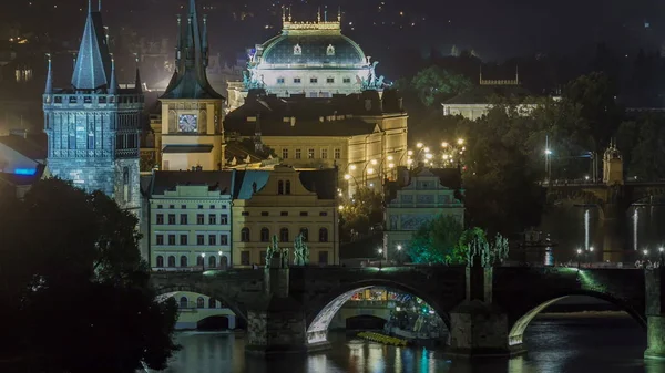 Doğal Görünümü Vltava Nehri Gece Timelapse Köprülerde Prag Tarihi Merkezi — Stok fotoğraf