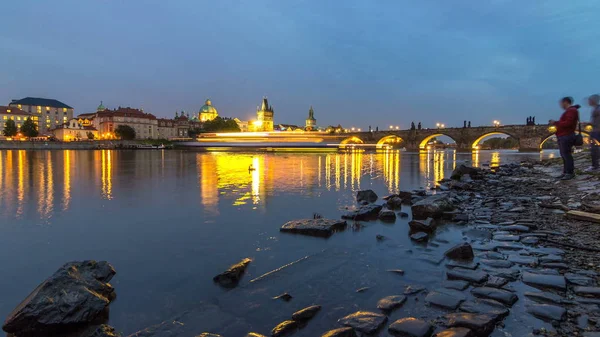 Puente Carlos Día Noche Transición Timelapse Sobre Río Moldava Reflejado —  Fotos de Stock