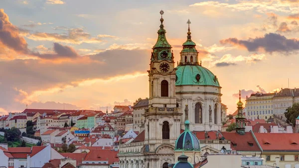 Atardecer Detrás San Nicolás Timelapse Mala Strana Praga Cielo Nublado —  Fotos de Stock