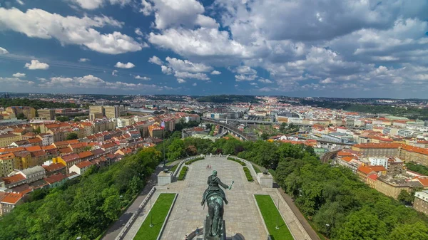 Panoramik manzaralı üst Vitkov Memorial, Çek Cumhuriyeti Prag timelapse. Old Town kırmızı çatılar ile. Yaz günü bulutlu gökyüzü