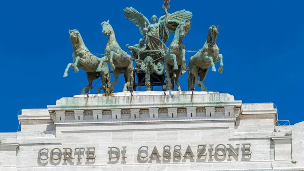 Estátua De Cavalo Em Frente a Um Céu Nublado Foto de Stock