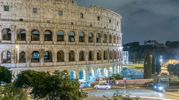 Vista Coliseu Iluminado Noite Timelapse Roma Itália Vista Superior Tráfego — Fotografia de Stock