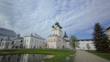 Diriliş Kilisesi ve diğer kiliselerde Rostov Kremlin timelapse hyperlapse. Antik şehir, Rostov büyük Rusya altın yüzük ve Unesco sitenin bir parçasıdır.