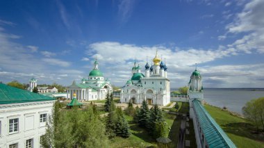 Üstten görünüm Dimitrievsky Katedrali ve Spaso-Yakovlevsky Manastırı timelapse Rusya'nın Rostov kentinde Zachatievsky katedral. Rostov antik şehir büyük Rusya altın yüzük bir turizm merkezidir.