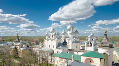 Rostov Kremlin timelapse, Rostov büyük Rusya Nativity kilisede. Mavi bulutlu gökyüzü ile Üstten Görünüm