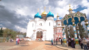 Rusya timelapse hyperlapse büyük manastır. Trinity-Sergius Lavra. Rus Çar Boris Godunov Türbesi. Mavi bulutlu gökyüzü
