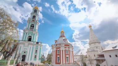 Rusya timelapse büyük manastır. Trinity-Sergius Lavra. Rus Çar Boris Godunov Türbesi. Mahkemeye görüntüleyin. Mavi bulutlu gökyüzü