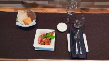 Kral istiridye mantar, taze fesleğen, otlar ve bir yemek masası üzerinde bir kasede servis domates bir yatakta kavak eryngii Timelapse lezzetli sonbahar salatası