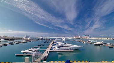 Kentsel cityscape timelapse hyperlapse. Kentin waterfront, yat deniz bağlantı noktası Sochi 4k