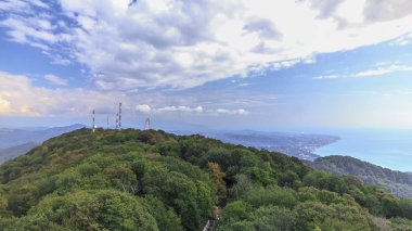 Gözcü Kulesi görünümden Dağı Akhun timelapse bulutlu gökyüzü ve dönme dolap üzerinde üzerinde tepe Khosta district, Sochi, Rusya Federasyonu.