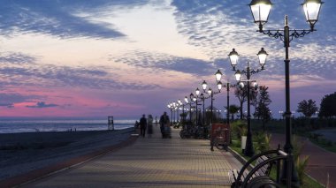 Deniz dolgu yol sokak timelapse hyperlapse bulut günü gece ışıkları ile geçiş Sochi Rusya üzerinde açmak için