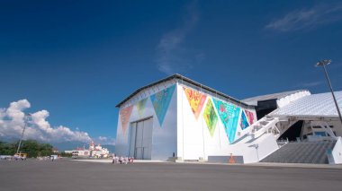 Soçi, Rusya 4k mavi bulutlu gökyüzü ile Olimpiyat Stadı Fisht ve yol timelapse hyperlapse
