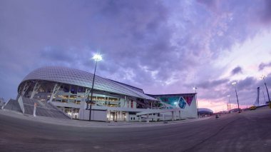 Açılış ve kapanış törenleri Kış Olimpiyat Oyunları 2014 için Olimpiyat Stadı Fisht timelapse gün gece geçiş Sochi, Rusya