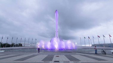 Olimpiyat Meşalesi ışık arka plan timelapse Olympic park fisht Stadyumu pınarlarına ile. Sochi, Rusya Federasyonu 4k