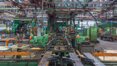 Konveyör derleme sahne traktör fabrikası timelapse, gövdesi. Kızgın perçin ile çerçevelerin derleme