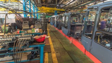 Konveyör derleme sahne traktör fabrikası timelapse, gövdesi. Kabin montaj, yükleme bölümleri