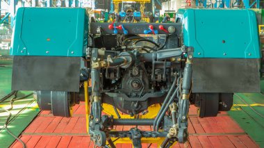 Konveyör derleme sahne traktör fabrikası timelapse, gövdesi. Çerçeveler derleme, yükleme bölümleri.