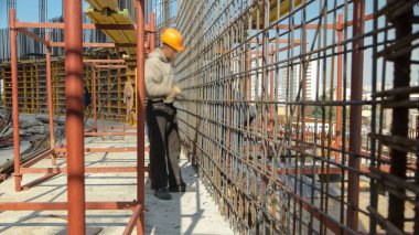 Beton timelapse güneşli gün güçlendirmek için kullanılan çelik çubuklar üzerinde inşaat işçileri