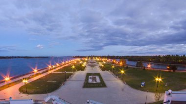 Volga Nehri setin gün gece geçiş timelapse, popüler bir yerel ve turistik dönüm noktası için yer alan Yaroslavl Şehir Parkı strelka görünümünü.
