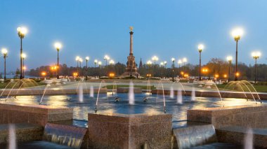 Çeşme performans Strelka Park Yaroslavl günde gece geçiş timelapse hyperlapse için. Arka plan üzerinde 1000 yıldönümü Anıtı