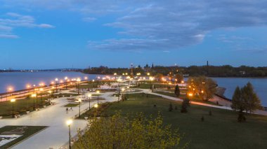 Volga Nehri setin gün gece geçiş timelapse hyperlapse, popüler bir yerel ve turistik dönüm noktası için yer alan Yaroslavl Şehir Parkı strelka görünümünü.