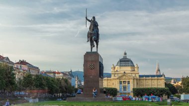 Anıt renkli Park, Zagreb, Hırvatistan'ın başkenti Hırvat kralı Tomislav timelapse hyperlapse ve sanat Pavyonu. Gün batımından önce mavi bulutlu gökyüzü