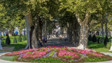 Pavilion Zrinjevac Parkı timelapse Zagreb, Hırvatistan'ın etrafında insanlar. Zrinjevac şehir merkezinde üzerinde 12540 sq metre yayılıyor. Flowerbed ön plan üzerinde