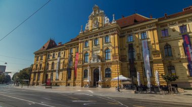 Müzesi sanat ve zanaat timelapse hyperlapse ve gün boyunca Zagreb ortak bir mavi tramvay görünümünü. Yolda trafik. Zagreb, Hırvatistan