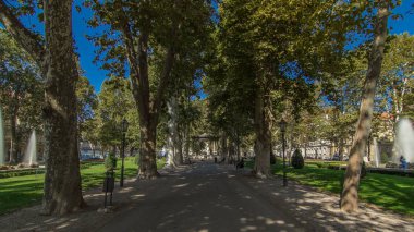 Pavilion Zrinjevac Parkı timelapse hyperlapse Zagreb, Hırvatistan'ın etrafında insanlar. Zrinjevac şehir merkezinde üzerinde 12540 sq metre yayılıyor. İnsanlar bir bankta rahatlatıcı