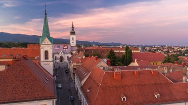 St. Mark Kilisesi gün gece geçiş timelapse ve Zagreb, Hırvatistan bina Parlamento. Gün batımından önce Kula Lotrscak kuleden Üstten Görünüm