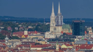 Zagreb (Hırvatistan'ın başkenti) Katedrali ve modern gökdelen ile eski bir şehir panorama timelapse. Gökdelen üzerinden üstten görünüm