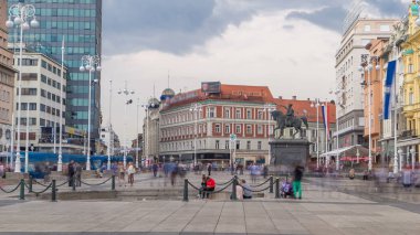 Merkezi Şehir Meydanı (Trg bana Jelacica) timelapse ve Ban Jelacic anıt Zagrep, Hırvatistan. Burada bina en eski ayakta 1827 yılında inşa edilmiş
