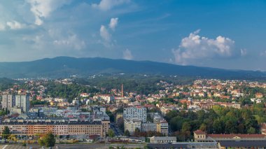 Zagreb, Hırvatistan, şehir merkezi timelapse modern ve tarihi binaları, arka planda dağlar ile Panorama. Gökdelen bulutlu mavi gökyüzü ile gelen Üstten Görünüm